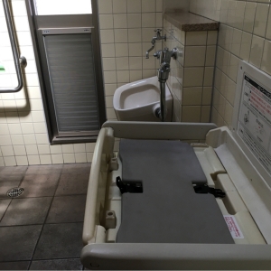 江古田の森公園 公衆トイレのオムツ替え台情報 画像1