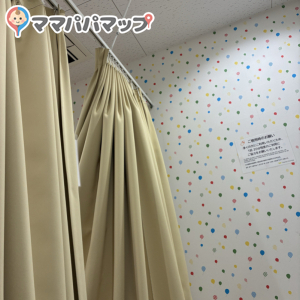 カーテンは真ん中が少し重なるようになっています