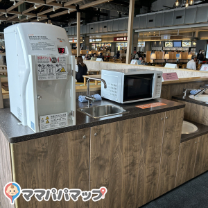 フードコートに調乳機、電子レンジあり