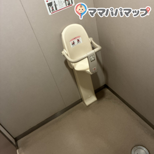 女子トイレの奥に1室だけベビーチェアがあります