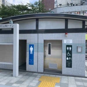 JR板橋駅東口 噴水広場のオムツ替え台情報 画像1