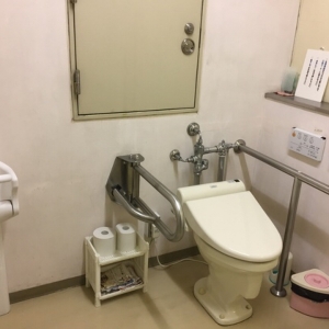 東京都北区防災センター 多機能トイレ(1F)のオムツ替え台情報 画像2