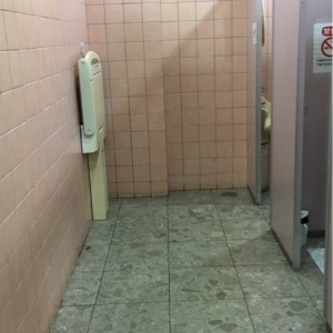女子トイレの個室外にオムツ台が１つあります。