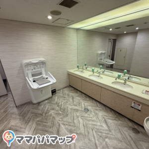 ミ・ナーラ（4Fトイレ）(4F)のオムツ替え台情報 画像1