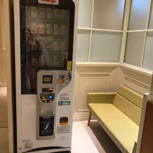 入り口に自販機とベンチがあり、小休憩できます