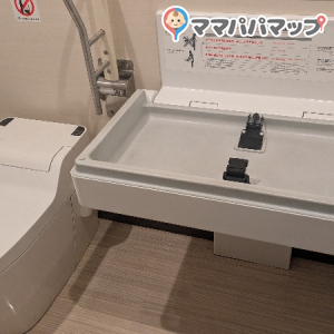 魚べい 北斗七重浜店(1F)のオムツ替え台情報 画像3