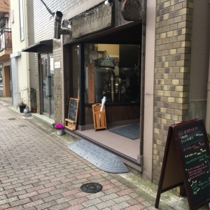 カフェ外観。本郷通り富士神社近く。