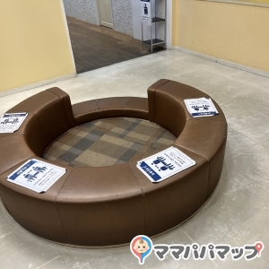 ソファ。目の前に電子レンジもあり。