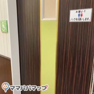 フードマーケットマム肉市場厚原店(1F)の授乳室・おむつ替え台の写真(1枚目)