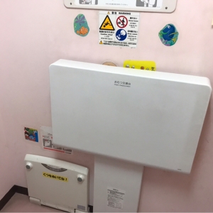 トイレに入って低い位置に電気のスイッチがあります。