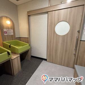 オムツ台、奥が授乳室