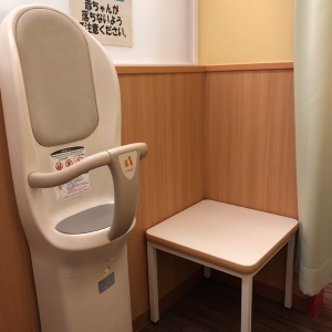 授乳室内のテーブルと子ども用の椅子