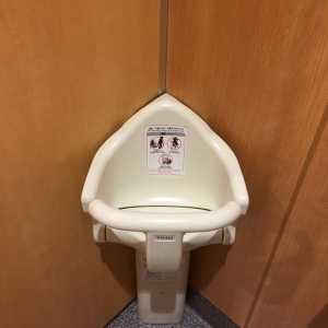 各トイレに子供が待つ椅子が付いてます！