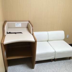 オムツ替え台が一つ、授乳用のソファーが一つです。