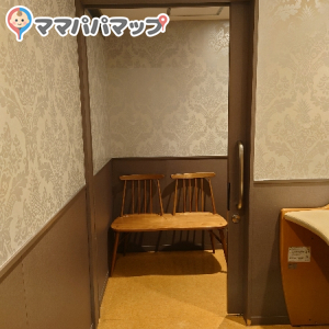 座る所は授乳室の中にしかありません