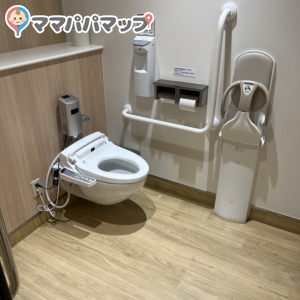 女子トイレにベビーカーと入れる個室がありました。横型の2人用ベビーカーは無理だったので多目的トイレになります。通常のベビーカーならじゅうぶんな広さだと思います。