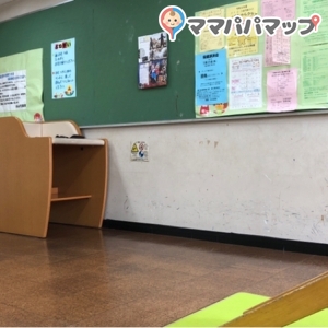 幼児向けのプレイルームの中にあります。授乳室はありませんので授乳ケープ必須です。トイレはベビーチェアあります。