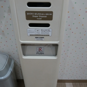 オムツを捨てるゴミ箱