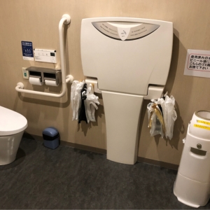 多目的トイレにおむつ台があります。