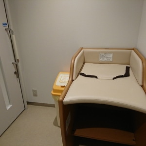おむつ台。おむつ用のゴミ箱も。