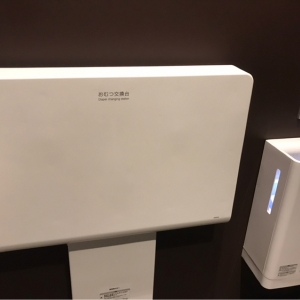 綺麗な交換台。おむつ用ゴミ箱はなし。