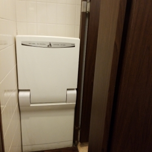 シズラー 新宿三井ビル店(女子トイレ内)のオムツ替え台情報 画像1