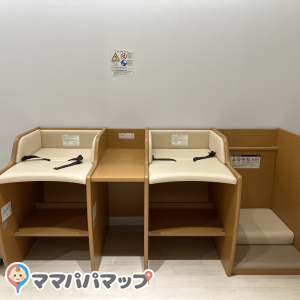 国内線搭乗ゲート前のベビールーム(2F)の授乳室・おむつ替え台の写真(5枚目)