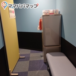 ドアを背に立ったときに見える光景です。2つあるうちの向かって右側の部屋で、もともとは救護室のようです。