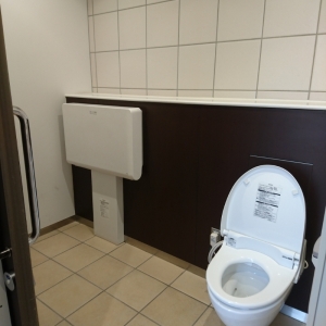 女性用トイレ内にもオムツ替え台あり。