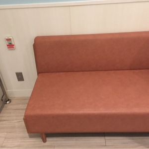 オムツ替え台の隣の椅子