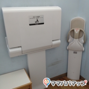 オムツ交換台もあります。オムツ専用のゴミ箱もありました。