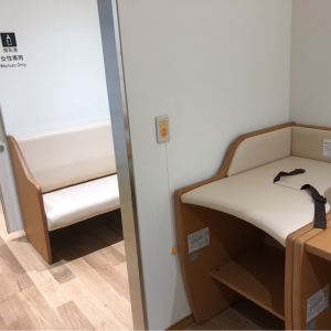 おむつ交換台は２つ、間のスペースも荷物を置けるよう