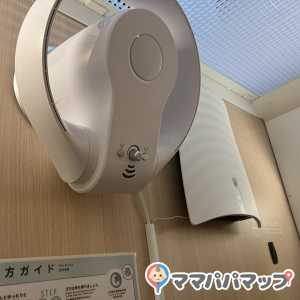 中には扇風機もありましたが、赤ちゃんに直接風を当てないように配慮されているためか、ママは少し暑いかも。なので入り次第スイッチをオンすると風が循環して涼しいです！
