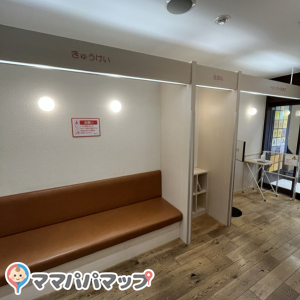 長椅子は休憩可能