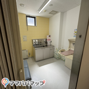 授乳室、オムツ用ゴミ箱あります。