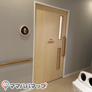 大牟田市ともだちや絵本美術館の授乳室・おむつ替え台の写真(2枚目)