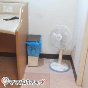 おむつ替え台とオムツ用ゴミ箱がありました。