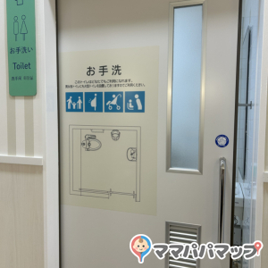ベビールームに、ベビーカーごと入れる、大人が入れるトイレもあります