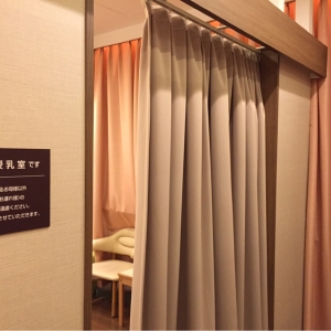 授乳室の入口です。入口横の椅子でも授乳可能です。、