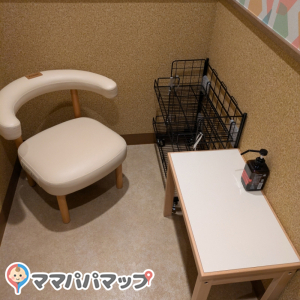 授乳室。手前に手洗いシンクがあった気がします…