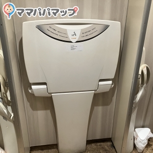 両隣りに個室なのでオムツ替えは大変