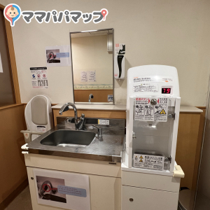 トイレ脇授乳室(2F)の授乳室・オムツ替え台情報 画像1
