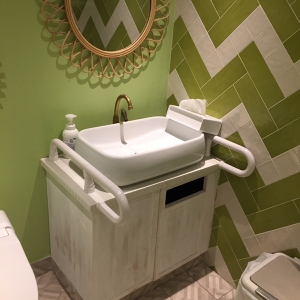 手洗いに石けんと手拭き用ペーパーあります