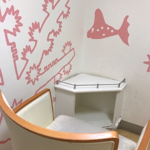 この椅子と棚が３セットあります