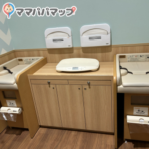 オムツ交換台は確か3台ありました！下に敷くペーパーシートがあったので、手持ちのシートを使わずに済みました！下にゴミ袋とゴミ箱があったので、持ち帰らずに済みます。混み合う時は狭いかもしれません。体重計もありました。