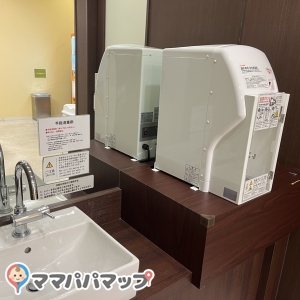 調乳用のお湯。となりは洗面台。