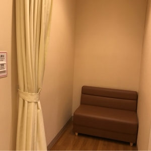 カーテンで仕切ります