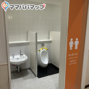 キッズトイレは立ち便器と手洗い