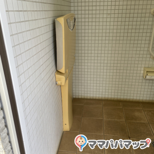 東松戸ゆいの花公園 マグノリアハウス横 多機能トイレ内(1F)のオムツ替え台情報 画像1