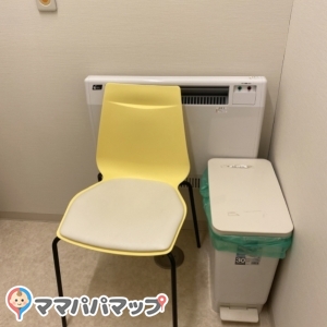 授乳用の椅子。隣におむつ用ゴミ箱